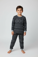 Дете в черна пижама със снежинки - нова поза