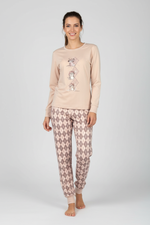 Жена в бежова пижама с таралежчета