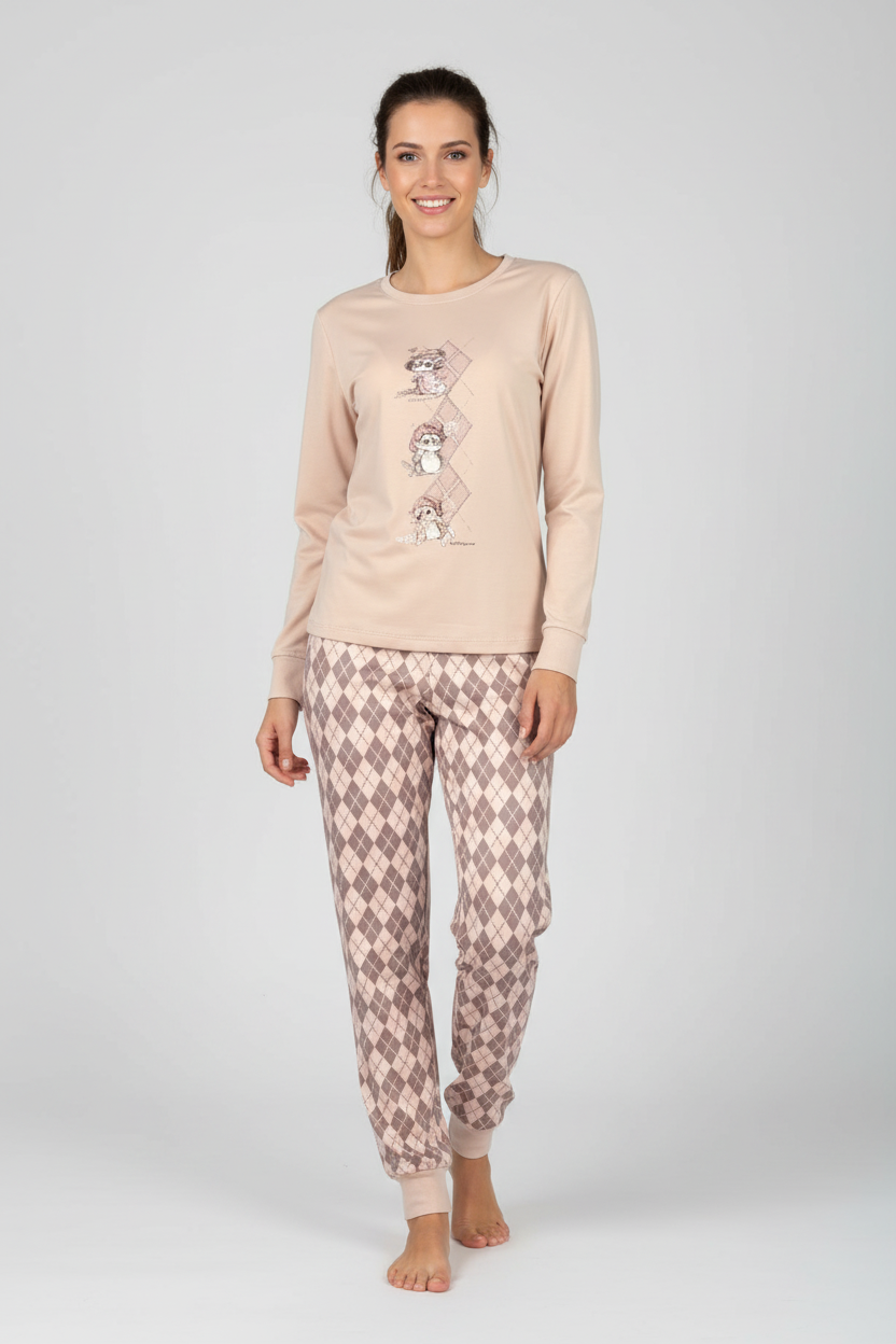 Жена в бежова пижама с таралежчета