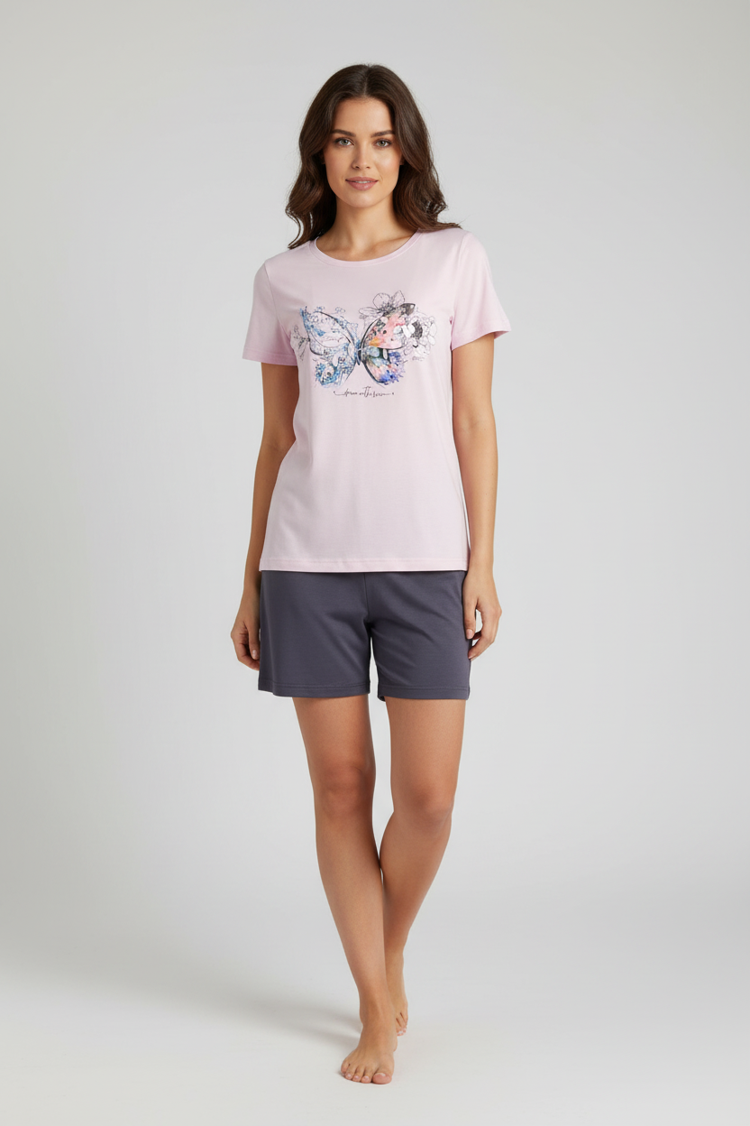 Жена в розова пижама с пеперуда - цял ръст