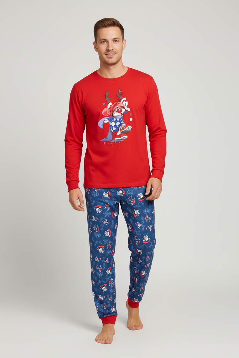Мъж в червена коледна пижама с Рудолф