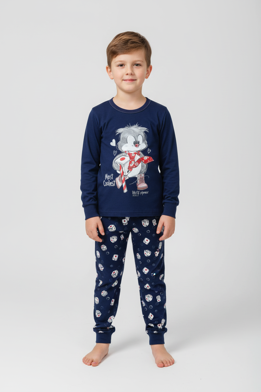 Момче в синя пижама с коала