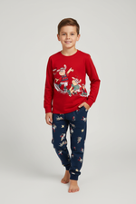 Момче в червена коледна пижама