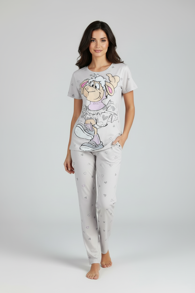 Модел в сива пижама 