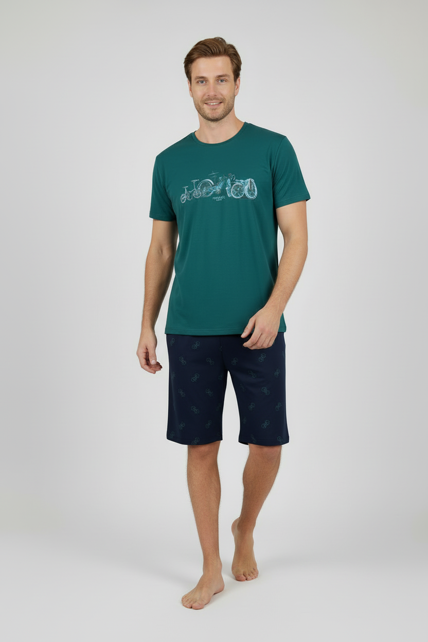 Мъж в тюркоазена пижама с колела - различна поза