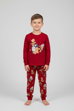 Дете в червена коледна пижама с мечета