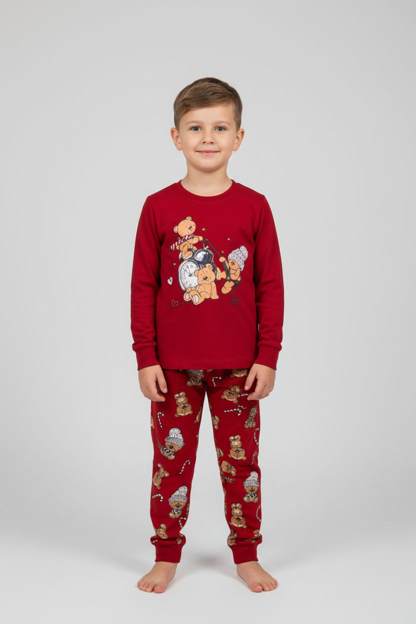 Дете в червена коледна пижама с мечета