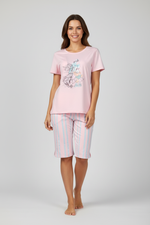 Жена в розова пижама с китара - къси панталони