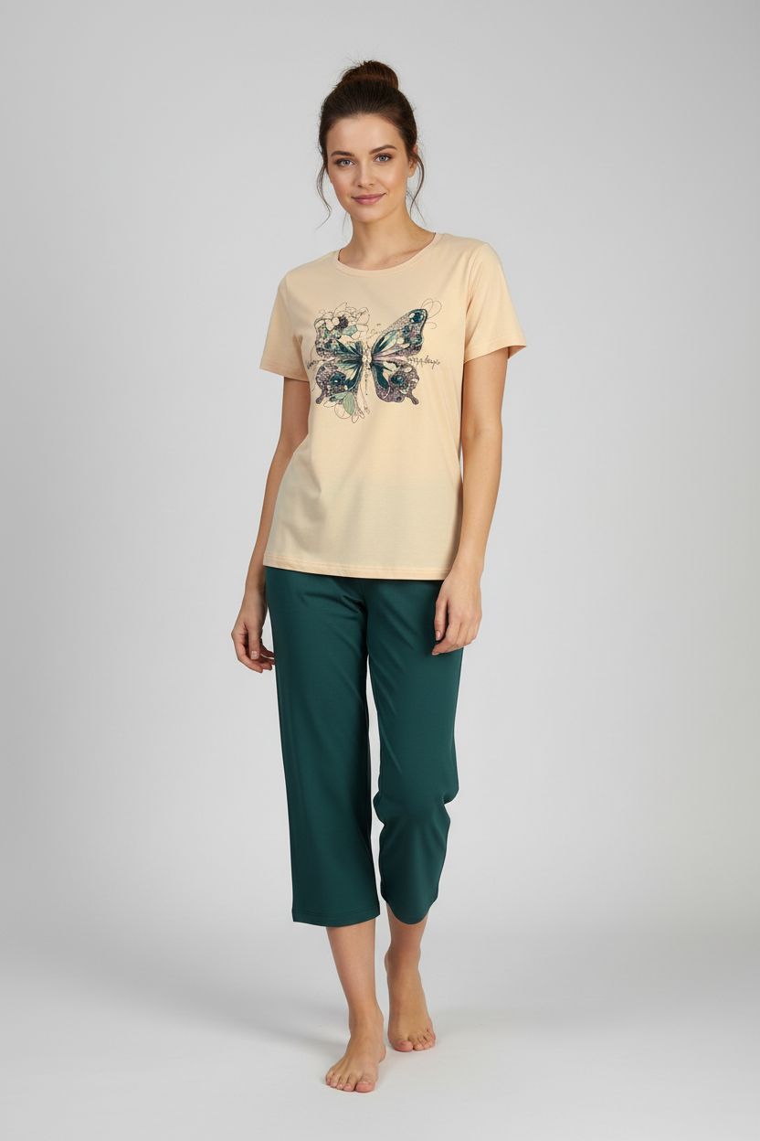 Дамски модел в пижама с пеперуда