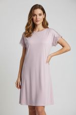 Дамски модел в розова нощница