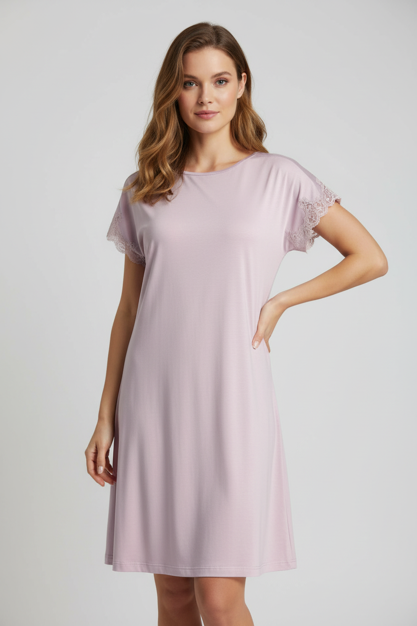 Дамски модел в розова нощница