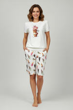 Жена в бяла пижама със сладоледи - по-къси панталони