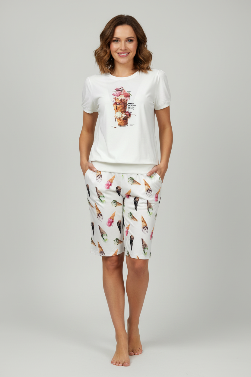 Жена в бяла пижама със сладоледи - по-къси панталони