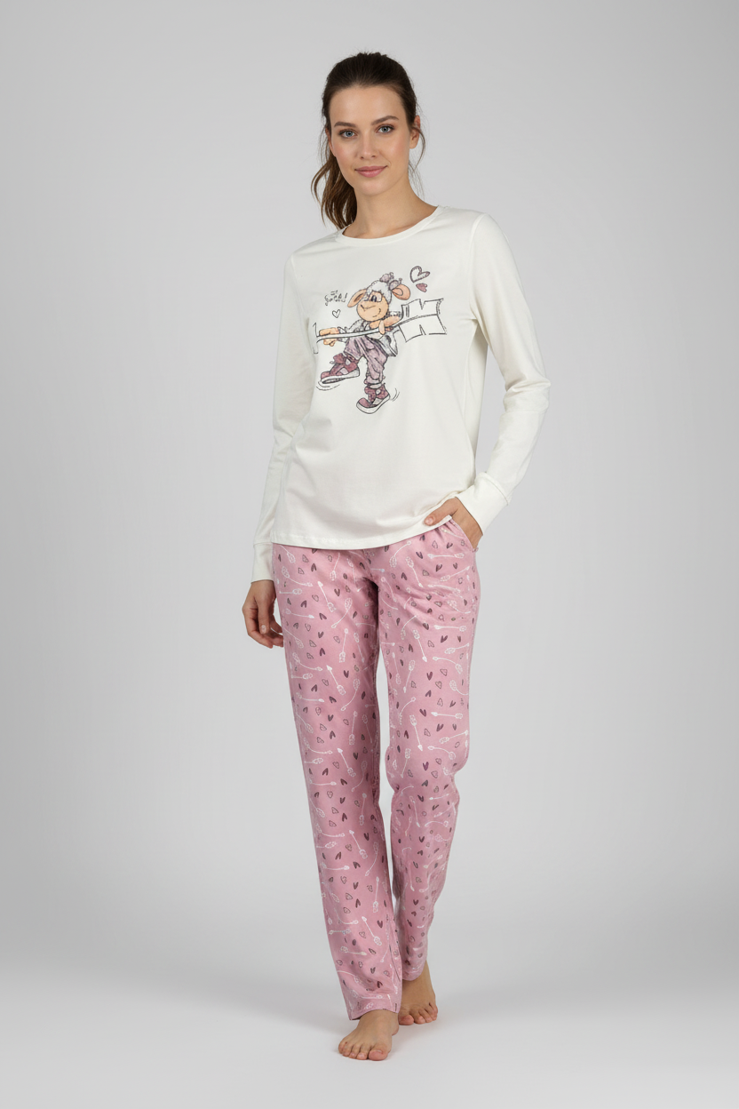 Модел в дамска пижама