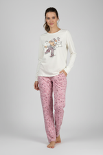 Модел в дамска пижама