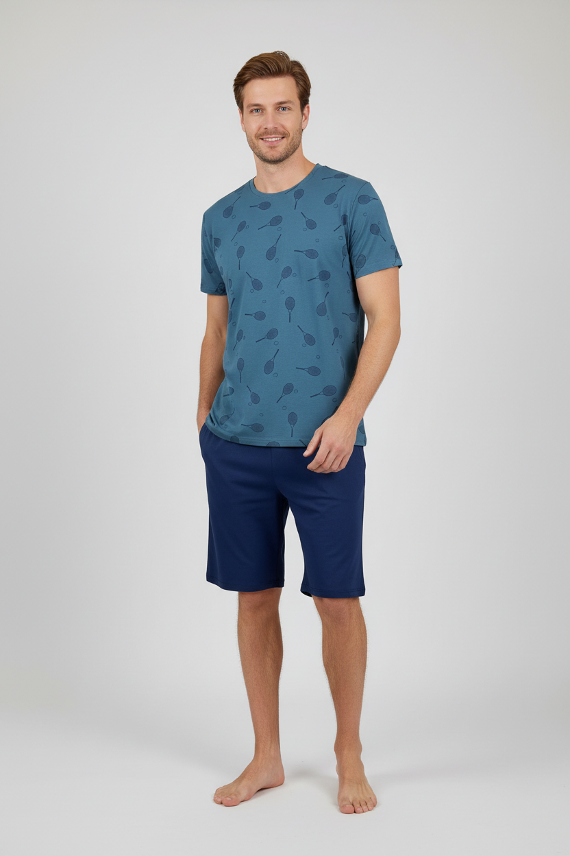 Мъж в синя пижама с тенис ракети