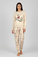 Жена в бежова пижама с весели крави