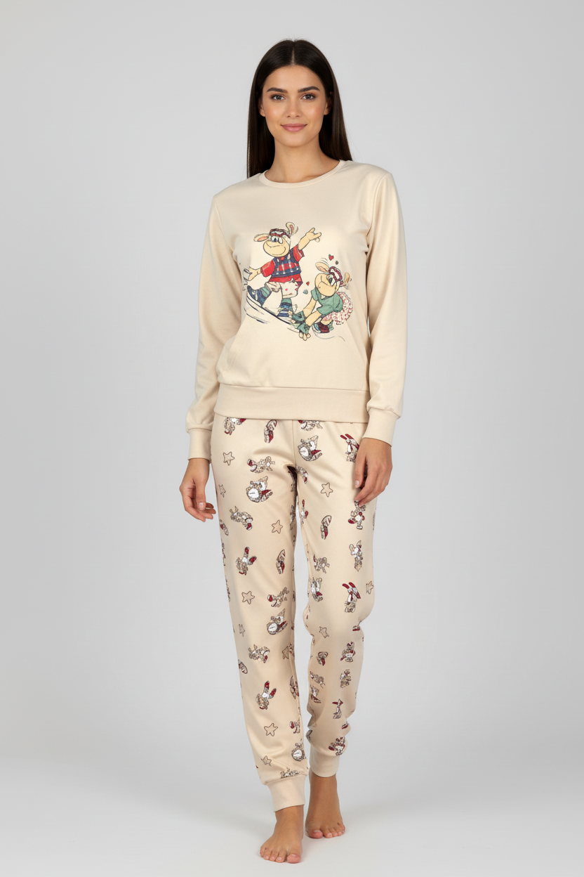 Жена в бежова пижама с весели крави