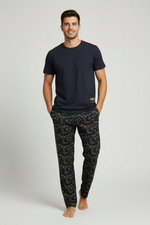 Мъжки модел в тъмно синя пижама - видима графика