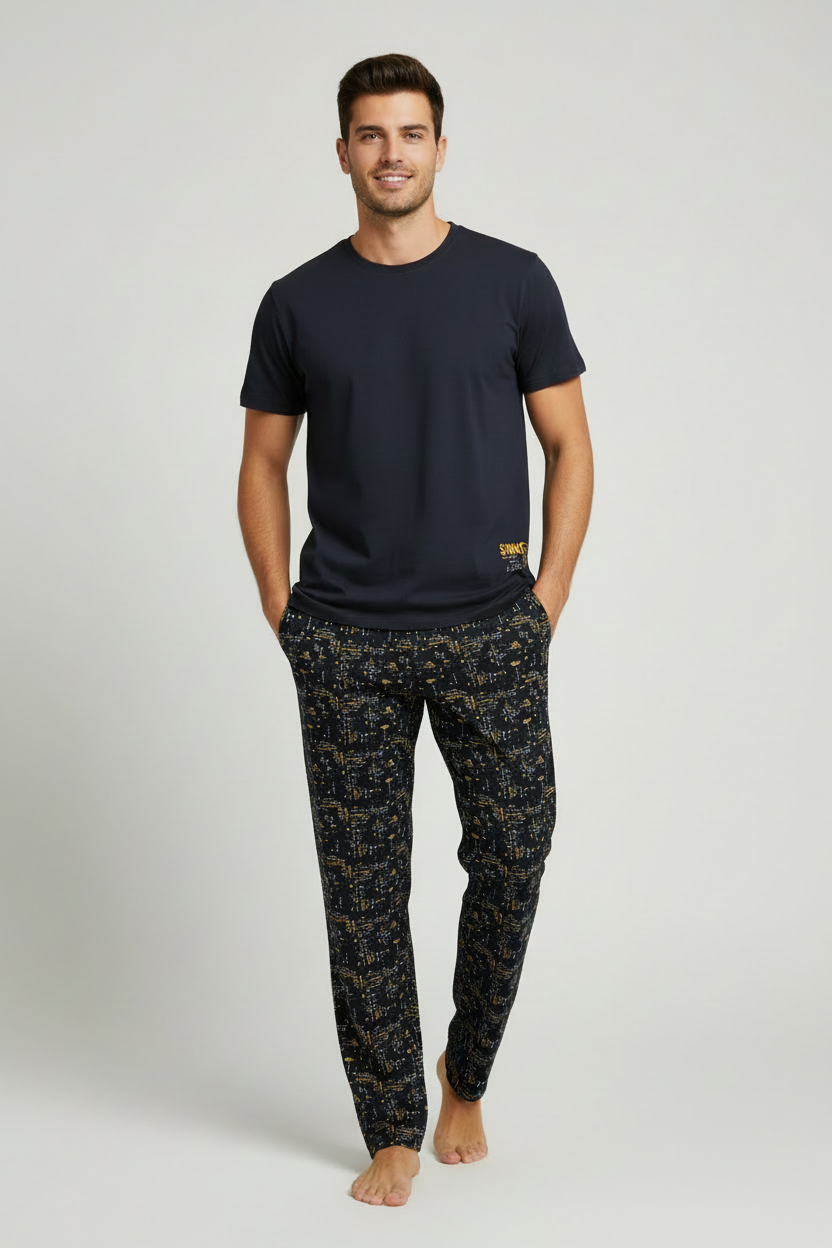 Мъжки модел в тъмно синя пижама - видима графика
