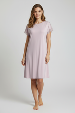 Модел в цял ръст в розова нощница