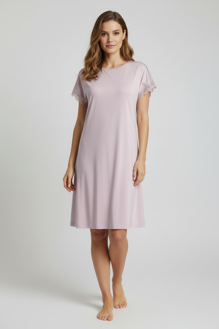 Модел в цял ръст в розова нощница