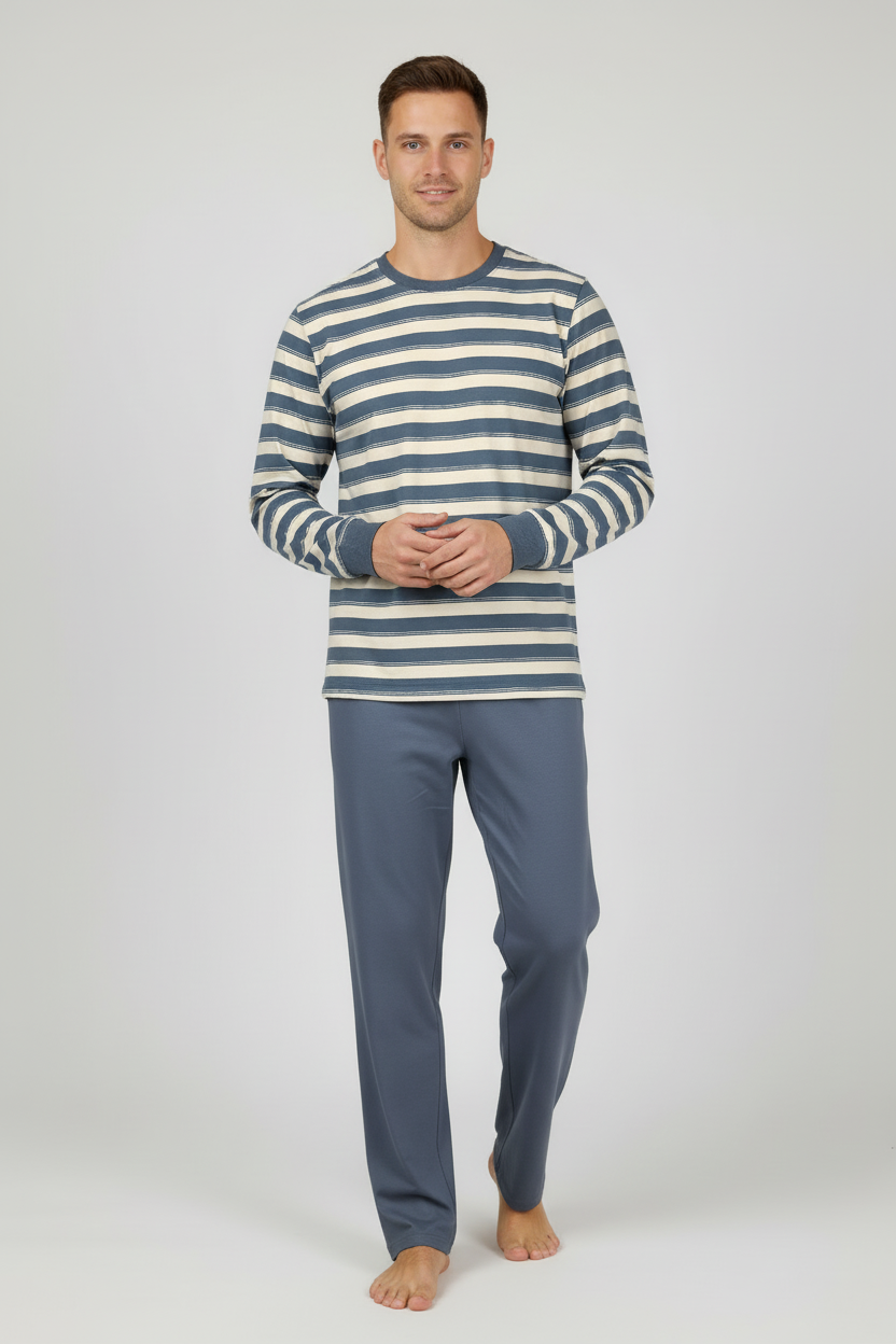 Мъж в синьо-бежова райе пижама