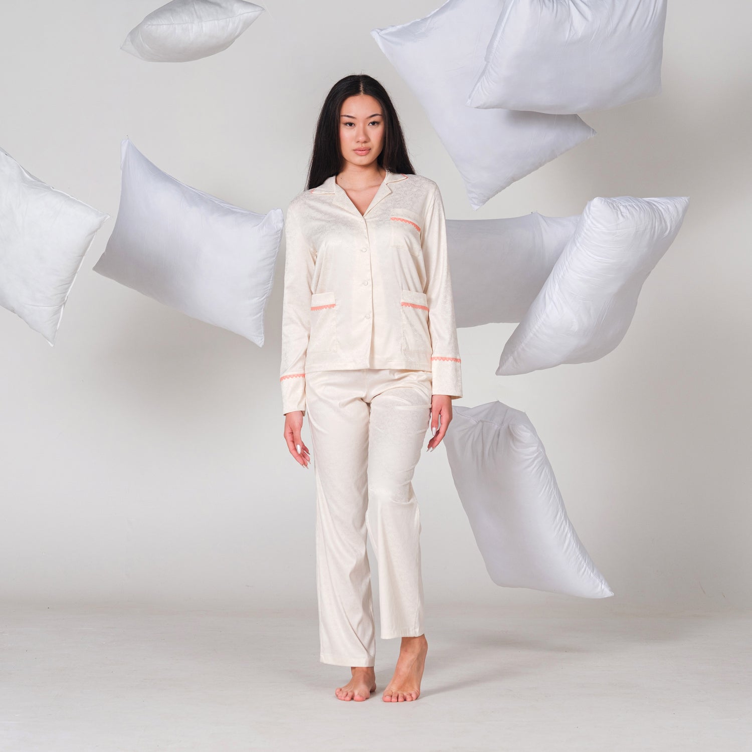 Сатенена дамска пижама с прав дълъг панталон