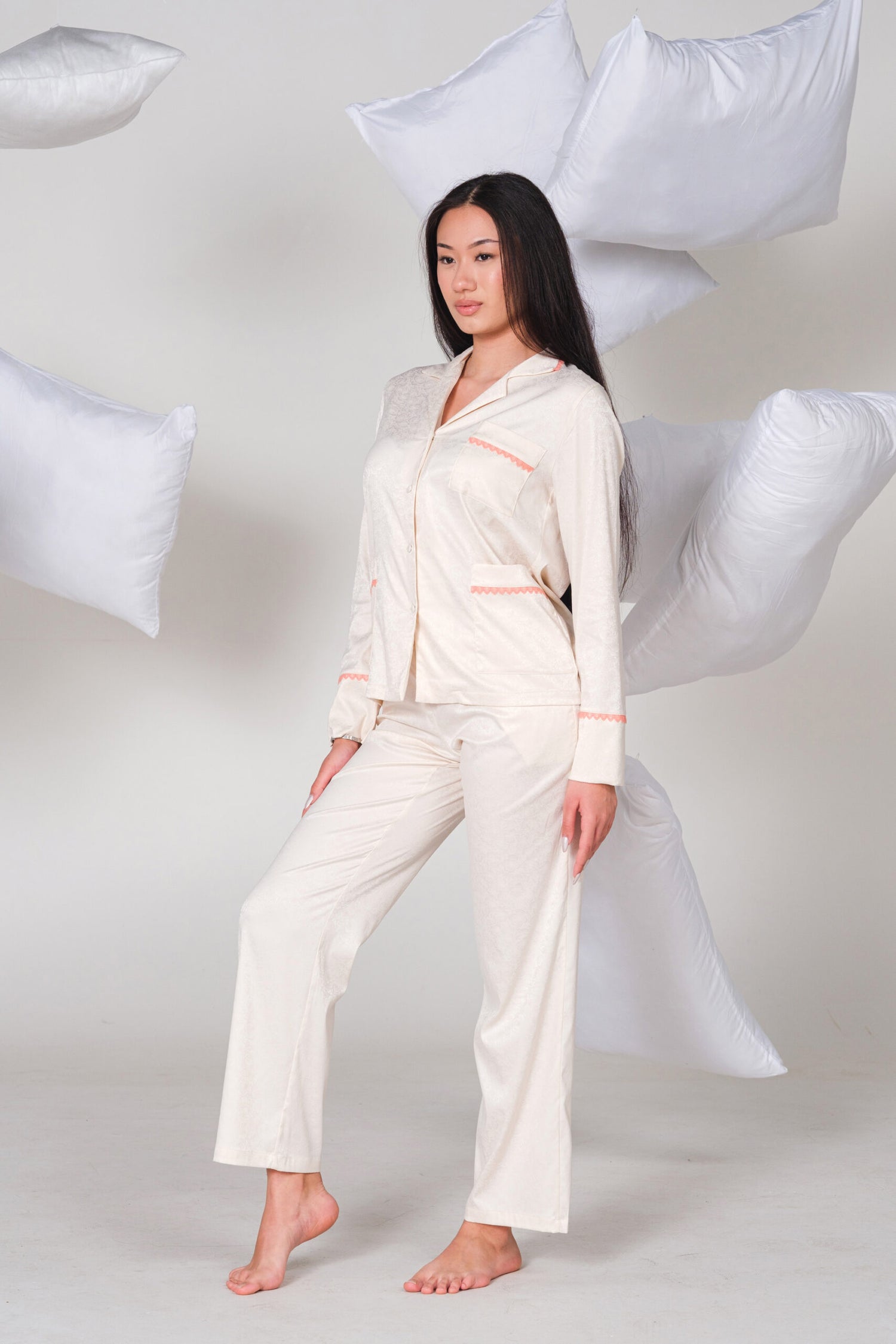 Сатенена дамска пижама с прав дълъг панталон