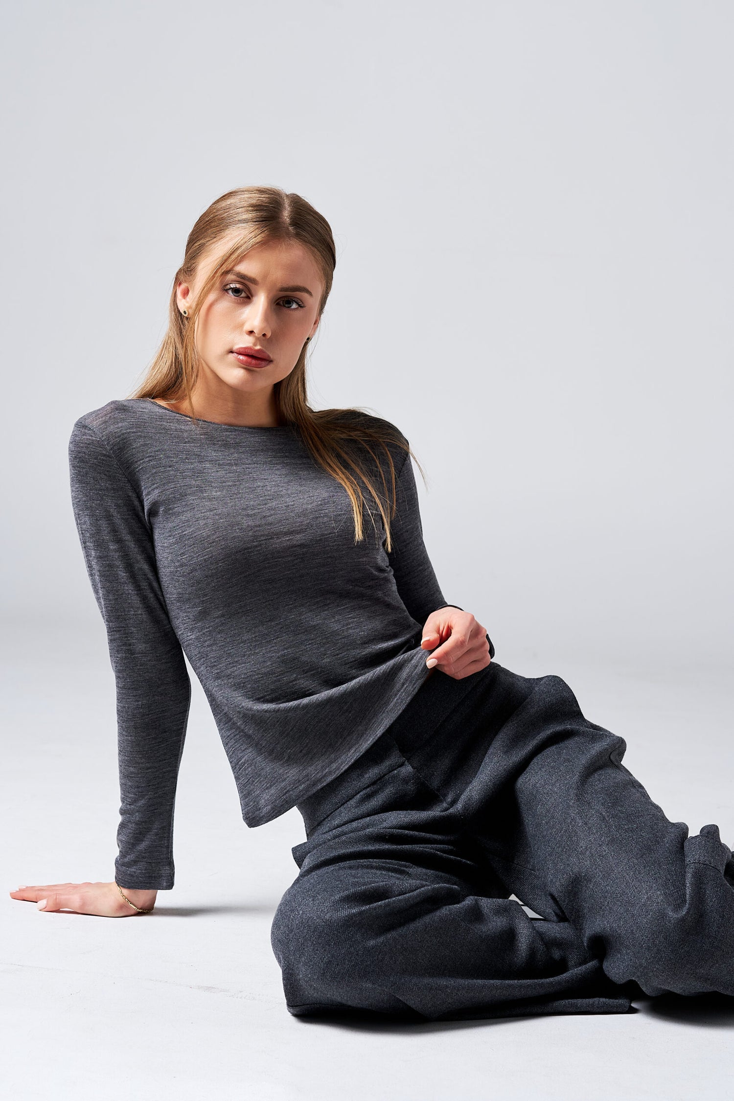 Екстра фина вълнена блуза в графит RADA DINEFF