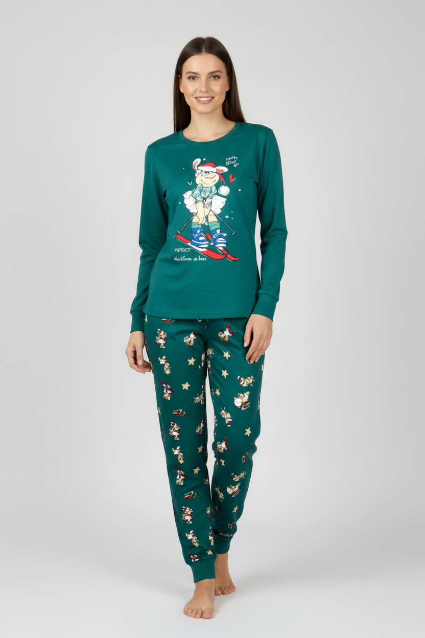 Жена в зелена коледна пижама Christmas is here