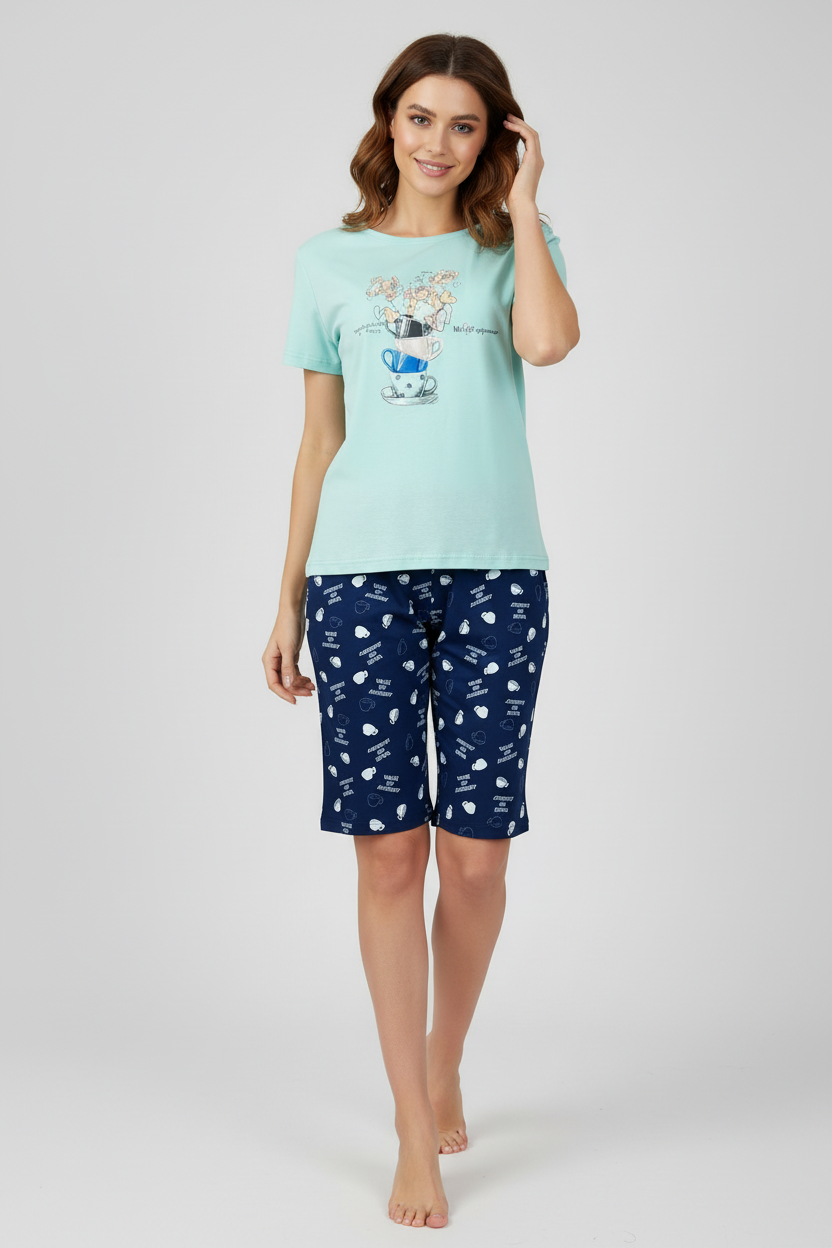 Модел в цял ръст в пижама с бермуди Coffee Cup