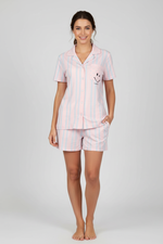 Жена в розова пижама Happy с усмивка