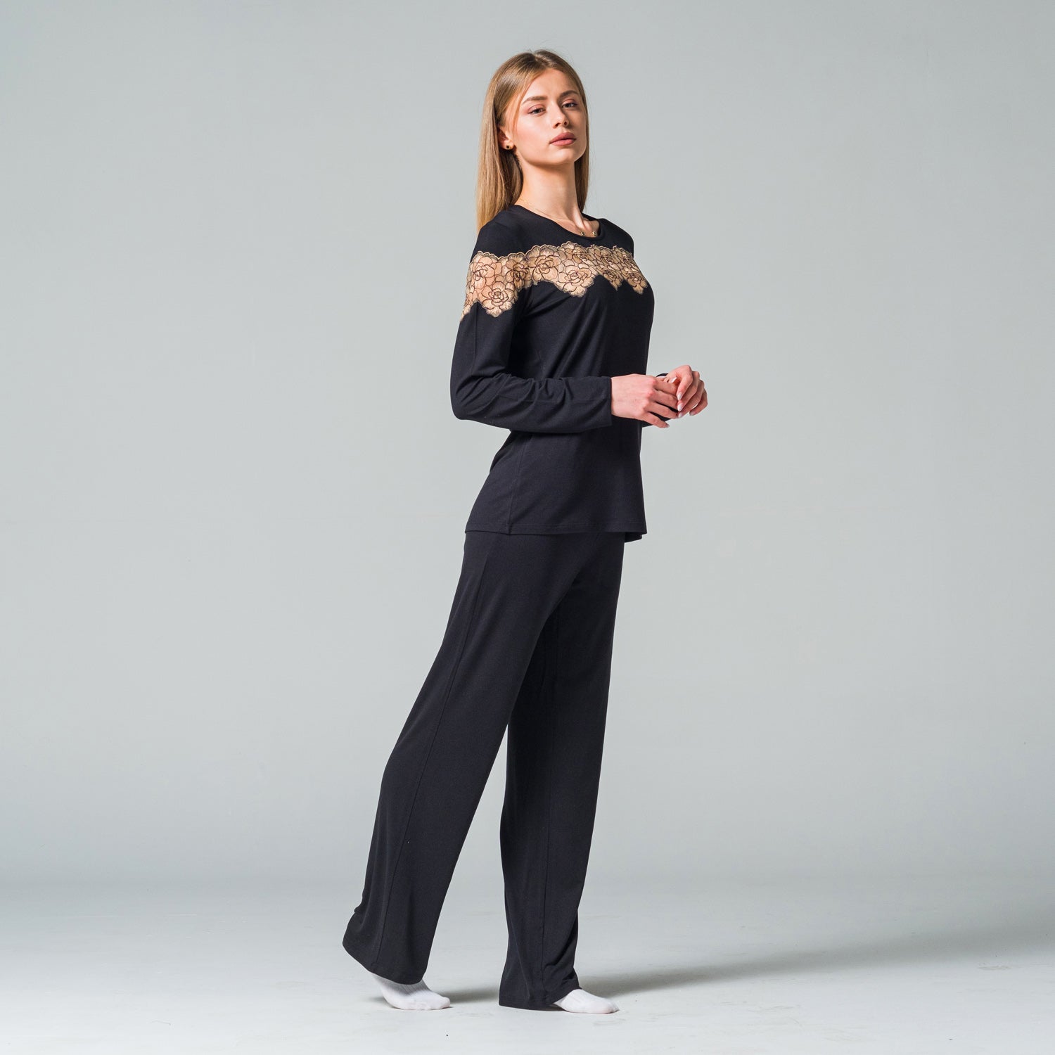 Луксозна Дамска Пижама с дантела "Black"