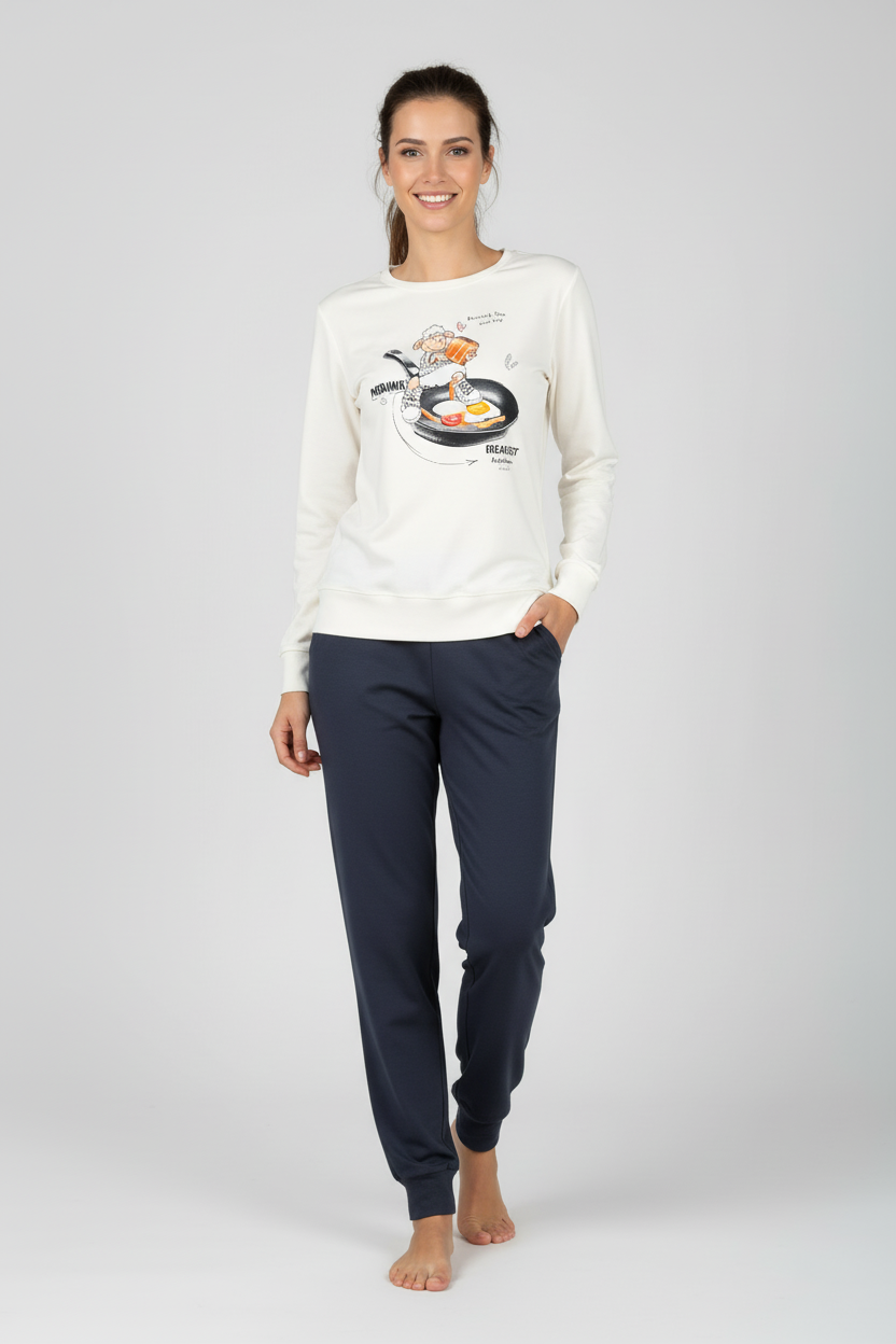 Жена в бяла пижама Morning Breakfast