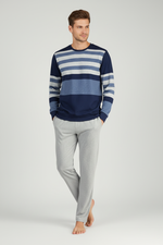 Мъжки модел в раирана пижама